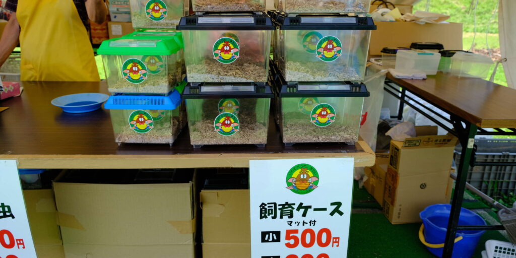 飼育ケース売り場