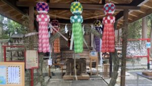 鏑八幡神社の拝殿前に飾られた吹き流し飾りと参拝所の様子