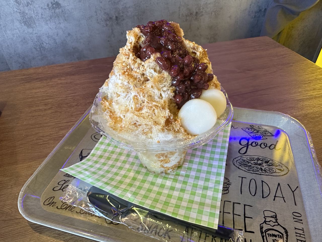 きな粉、あんこ、白玉を添えた和風のかき氷